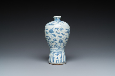 Vase de forme 'meiping' en porcelaine de Chine en bleu et blanc, Ming