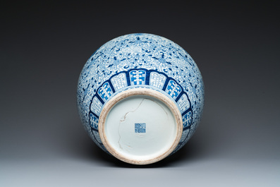 Grand vase 'hu' en porcelaine de Chine en bleu et blanc &agrave; d&eacute;cor bajixiang, marque de Qianlong, R&eacute;publique