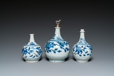 Drie blauw-witte Japanse Arita apothekersflessen, Edo, 18e eeuw