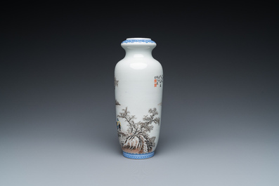 Vase en porcelaine de Chine &agrave; d&eacute;cor d'un paysage hivernale, sign&eacute; He Xuren 何許人, dat&eacute; 1934