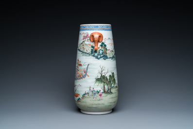 Grand vase de forme 'hu' en porcelaine de Chine famille rose &agrave; d&eacute;cor d'une sc&egrave;ne fluviale, marque de Qianlong, R&eacute;publique