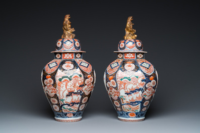 Een paar Japanse Imari dekselvazen, Edo, 17/18e eeuw