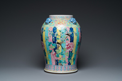Grand vase en porcelaine de Chine famille rose pour le march&eacute; Straits ou Peranakan, 19&egrave;me