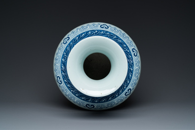 Een Chinese blauw-witte 'hu' vaas met bajixiang decor, Qianlong merk, Republiek