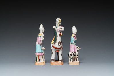 Drie Chinese famille rose sculpturen van dames, Qianlong/Jiaqing