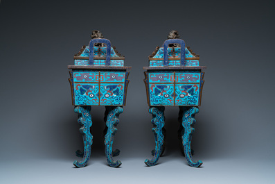 Paire de grands br&ucirc;le-parfums couverts de type 'fangding' sur socles en bois sculpt&eacute;, Chine, 19&egrave;me