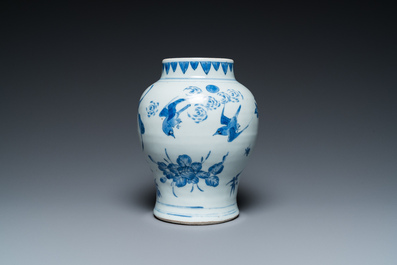 Vase en porcelaine de Chine en bleu et blanc &agrave; d&eacute;cor d'oiseaux parmi des branches fleuries, &eacute;poque Transition