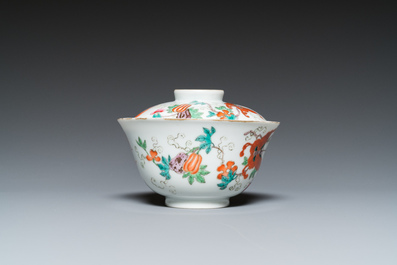 Bol couvert en porcelaine de Chine famille rose &agrave; d&eacute;cor de papillons, marque de Jia Qing Nian Zhi 嘉慶年製, 19/20&egrave;me