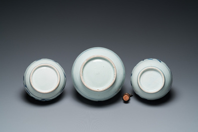 Trois bouteilles de pharmacie en porcelaine Arita de Japon en bleu et blanc, Edo, 18&egrave;me