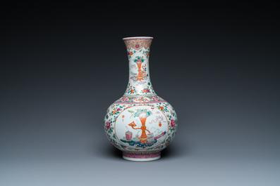 Vase de forme bouteille en porcelaine de Chine famille rose &agrave; d&eacute;cor d'antiquit&eacute;s, marque et &eacute;poque de Guangxu