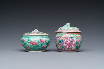 Deux bo&icirc;tes couvertes en porcelaine de Chine famille rose pour le march&eacute; Straits ou Peranakan, 19&egrave;me