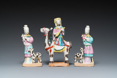 Trois sculptures de femmes en porcelaine de Chine famille rose, Qianlong/Jiaqing