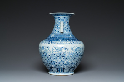 Grand vase 'hu' en porcelaine de Chine en bleu et blanc &agrave; d&eacute;cor bajixiang, marque de Qianlong, R&eacute;publique