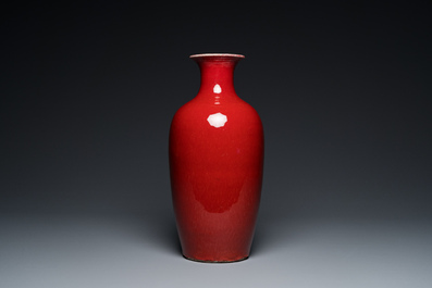 Vase en porcelaine de Chine monochrome en sang de boeuf, 19&egrave;me