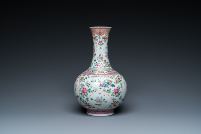 Vase de forme bouteille en porcelaine de Chine famille rose &agrave; d&eacute;cor d'antiquit&eacute;s, marque et &eacute;poque de Guangxu