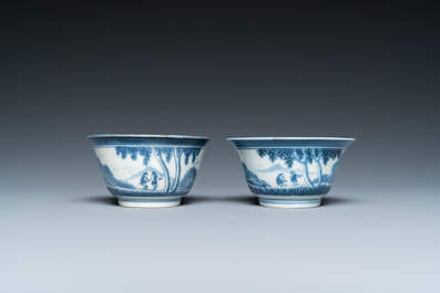 Een paar blauw-witte Japanse Arita 'van Frytom'  koppen met schildvormige schotels, Chenghua merk, Edo, 18e eeuw