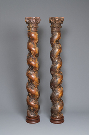 Een paar gepatineerde houten kolommen met druivenranken, 18e eeuw