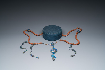 A Chinese Mandarin necklace with enamelled silver and pit carvings in original box, 18/19th C.