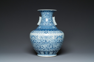 Grand vase 'hu' en porcelaine de Chine en bleu et blanc &agrave; d&eacute;cor bajixiang, marque de Qianlong, R&eacute;publique