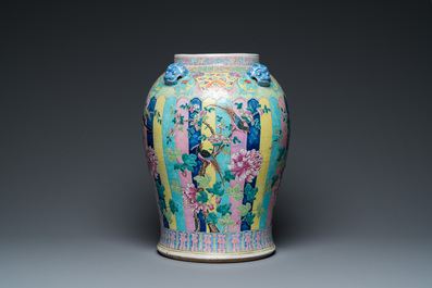 Grand vase en porcelaine de Chine famille rose pour le march&eacute; Straits ou Peranakan, 19&egrave;me