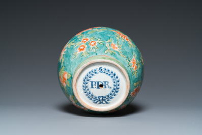 Bouteille de pharmacie en porcelaine Arita de Japon surd&eacute;cor&eacute;e aux Pays-Bas et monogramm&eacute;e PDR, Edo, 17&egrave;me