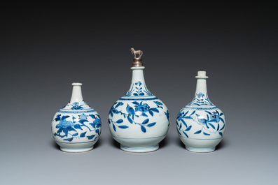 Trois bouteilles de pharmacie en porcelaine Arita de Japon en bleu et blanc, Edo, 18&egrave;me