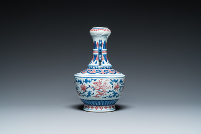 Vase en porcelaine de Chine en bleu, blanc et rouge de cuivre &agrave; d&eacute;cor de ph&eacute;nix, 19/20&egrave;me