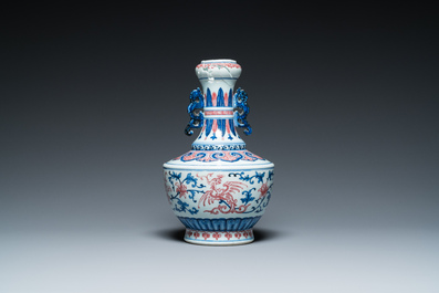 Vase en porcelaine de Chine en bleu, blanc et rouge de cuivre &agrave; d&eacute;cor de ph&eacute;nix, 19/20&egrave;me