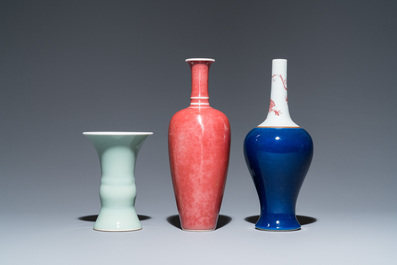 Trois vases en porcelaine de Chine en bleu, c&eacute;ladon et rouge de cuivre, marques de Kangxi, 19/20&egrave;me