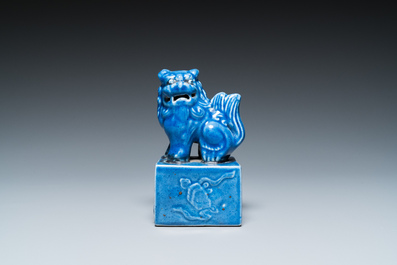 Sceau de Qianlong en porcelaine de Chine en bleu monochrome au fretel en forme de lion bouddhiste, 19/20&egrave;me