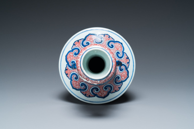 Vase en porcelaine de Chine en bleu, blanc et rouge de cuivre &agrave; d&eacute;cor de ph&eacute;nix, 19/20&egrave;me