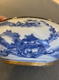 Een Chinese blauw-witte 'Bleu de Hue' dekselkom voor de Vietnamese markt met zilveren monturen, 19e eeuw