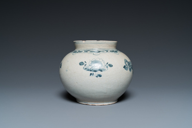 Petit vase en porcelaine de Cor&eacute;e en bleu et blanc, Jos&eacute;on, 19&egrave;me