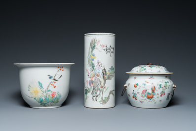 Une jardini&egrave;re et un porte-chapeau en porcelaine de Chine qianjiang cai et un bol couvert en famille rose, 19/20&egrave;me