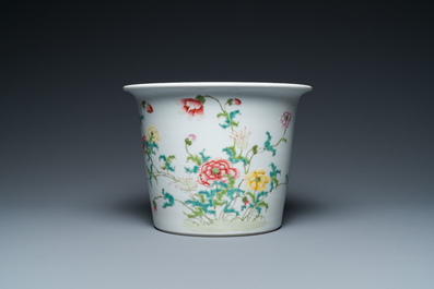 Une assiette et une jardini&egrave;re en porcelaine de Chine famille rose, marques de Yongzheng et Hongxian, R&eacute;publique