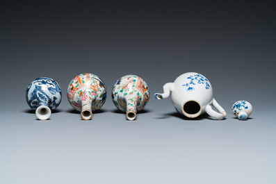 Vier Chinese famille rose vazen, een vleermuisvormige kom en een blauw-witte dekselkan, 19e eeuw