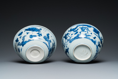 Deux bols en porcelaine de Chine en bleu et blanc figurant des canards, des cerfs et des grues, Wanli