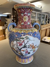 Vase en porcelaine de Chine famille rose &agrave; d&eacute;cor de gar&ccedil;ons jouant, marque de Qianlong, R&eacute;publique