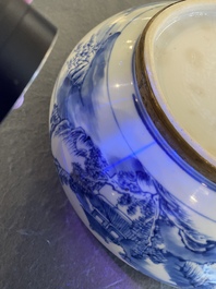 Een Chinese blauw-witte 'Bleu de Hue' dekselkom voor de Vietnamese markt met zilveren monturen, 19e eeuw