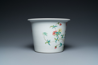 Une assiette et une jardini&egrave;re en porcelaine de Chine famille rose, marques de Yongzheng et Hongxian, R&eacute;publique