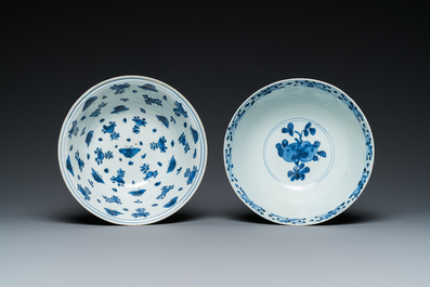 Deux bols en porcelaine de Chine en bleu et blanc figurant des canards, des cerfs et des grues, Wanli