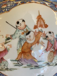 Een Chinese famille rose vaas met spelende jongens, Qianlong merk, Republiek