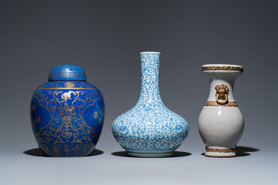 Trois vases en porcelaine de Chine en bleu et blanc, bleu poudr&eacute; et &agrave; fond craquel&eacute;, 19&egrave;me