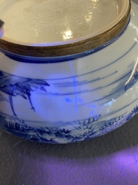 Een Chinese blauw-witte 'Bleu de Hue' dekselkom voor de Vietnamese markt met zilveren monturen, 19e eeuw