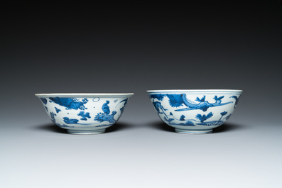 Deux bols en porcelaine de Chine en bleu et blanc figurant des canards, des cerfs et des grues, Wanli