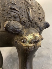 Een Chinese bronzen driepotige 'taotie' wierookbrander, Ming