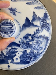 Een Chinese blauw-witte 'Bleu de Hue' dekselkom voor de Vietnamese markt met zilveren monturen, 19e eeuw