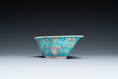 Quatre vases en porcelaine de Chine famille rose, un bol et une verseuse couverte en bleu et blanc, 19&egrave;me