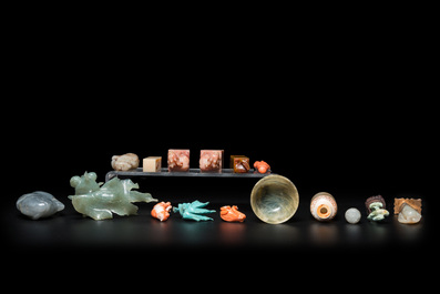 20 sculptures en corail, jade, pierre &agrave; savon et autres pierres, Chine, 19/20&egrave;me