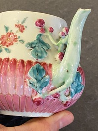 Th&eacute;i&egrave;re couverte en forme de lotus en porcelaine de Chine famille rose, Yongzheng